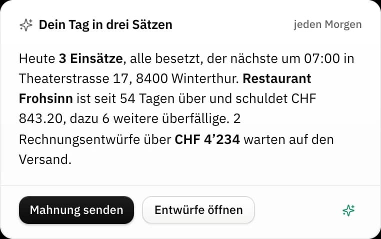 Die Karte «Dein Tag in drei Sätzen» in KIDESK: drei Einsätze, eine überfällige Rechnung, zwei Entwürfe, mit dem Knopf «Mahnung senden»
